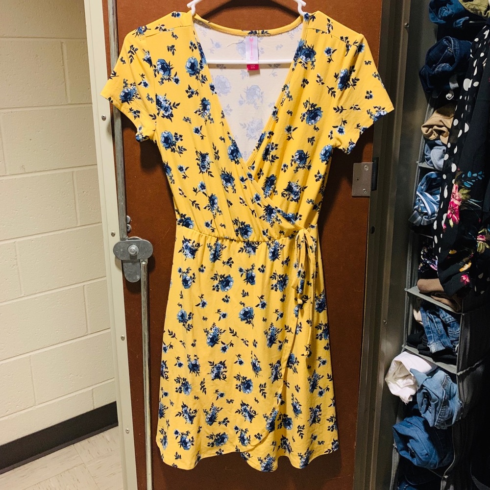 Yellow dress wt blue flowers🦋